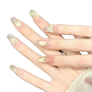 Eleganti unghie finte nude effetto occhi di gatto con farfalla 3D e brillantini.