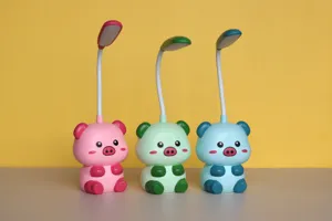 Simpatica lampada da scrivania LED ricaricabile USB a forma di maialino con collo flessibile.