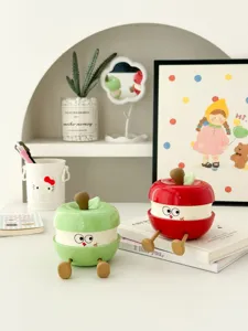 Détail de boîte de rangement de bureau en forme de pomme mignonne, déco et scène d'organisateur.
