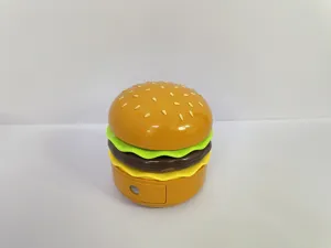 Vue detaillee de la lampe de bureau mignonne en forme de hamburger, eclairage compact et creatif.