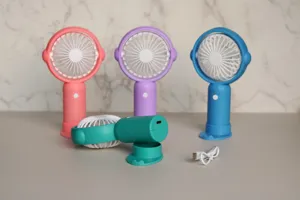 Détails du mini ventilateur portable avec diverses couleurs, base et câble de recharge.