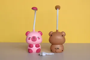 Dettaglio della lampada da scrivania USB ricaricabile animale carino con tubo flessibile.