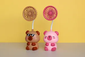 Detailaufnahme des tragbaren Mini-Tischventilators mit Cartoon-Design und flexiblem Schlauch.