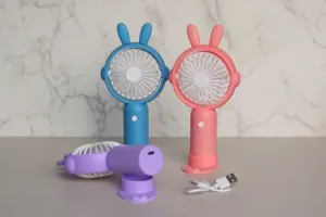 Mini ventilateur portatif avec mignonnes oreilles de lapin et base USB, vue détaillée.