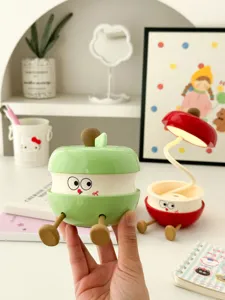 Vue détaillée de la jolie lampe de bureau LED pliable en forme de pomme avec bras flexible.