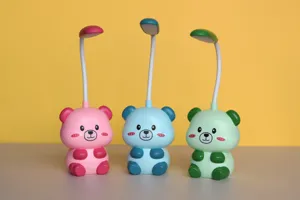 Simpatica lampada da scrivania USB ricaricabile a forma di orsetto con collo flessibile per studio.