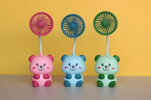 Nahaufnahme der süßen Cartoon Bär Mini Tischventilatoren in drei Farben mit flexiblem Hals.