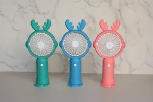 Vue détaillée de mini ventilateurs portables avec des cornes de cerf vert, bleu et rose.