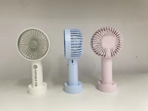 Mini ventilatore portatile a mano con ricarica USB e base da scrivania pratica.