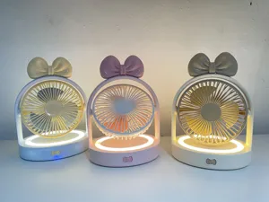 Joli ventilateur de bureau avec nœud rechargeable et lumière LED à trois vitesses.