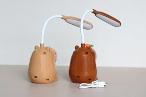 Dettaglio della lampada da scrivania USB a forma di capibara, collo flessibile e LED.