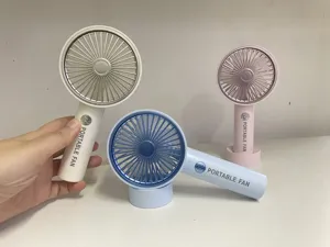 Vista dettagliata di ventilatori portatili in vari colori con basi da tavolo e ricarica USB.