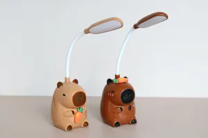 Dettaglio della lampada da scrivania capibara carina con collo flessibile e design a carota.