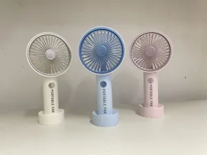 Mini ventilatore portatile USB da tavolo con base, pratico e compatto in vari colori.