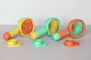 Detailansicht tragbarer Mini Handventilator mit USB-Aufladung und praktischem Standfuß.