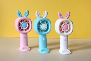 Tragbarer kleiner Handventilator USB wiederaufladbar mit süßem Hirschgeweih Pastellfarben.