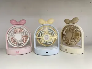 Ventilateur de bureau portable avec nœud mignon, batterie rechargeable, LED et trois vitesses.