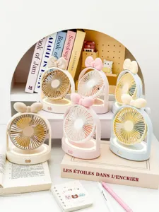 Vue détaillée du mini ventilateur de bureau nœud mignon avec lumière LED, rechargeable.