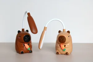 Dettaglio della simpatica lampada da scrivania capibara con collo flessibile e carota.