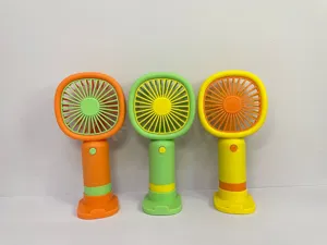 Detailansicht des tragbaren Mini-Handventilators, USB-aufladbar, kompaktes Kühlgerät.