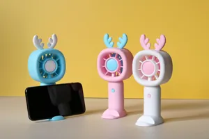 Detailansicht niedlicher Cartoon Geweih Mini Handheld USB Ladeventilatoren in Macaron Farben.