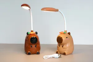 Dettaglio della simpatica lampada da scrivania capibara con collo LED flessibile e cavo USB.