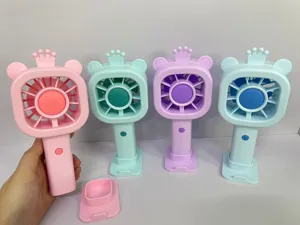 Vista dettagliata dei mini ventilatori portatili con design di orso corona per uso USB.