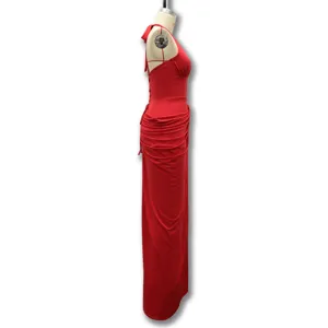 Dettaglio laterale di un abito da sera rosso collo halter scollo V con pieghe verticali.