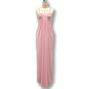 Roze maxi jurk detail met halternek en rugloos ontwerp, zachte effen stof.