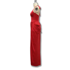 Abito da sera rosso con collo halter in vista laterale con dettaglio pieghe in vita