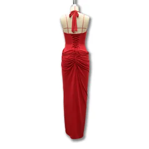 Vista dettagliata di un abito lungo rosso halter senza schiena con corsetto e arricciature.