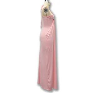 Zijdetail van de roze halter maxi jurk met open rug in stijlvolle zomervakantie.