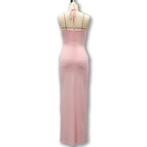 Gedetailleerd overzicht van de effen roze halter jurk met open rug, zeer stijlvol.