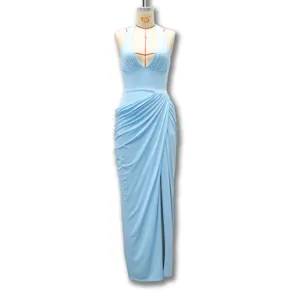 Elegante abito da sera azzurro chiaro halter con scollo a V, spacco e vita drappeggiata.