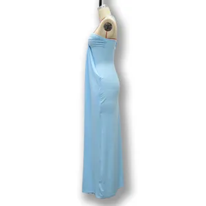 Zijaanzicht van een effen lichtblauwe halter maxi jurk met open rug voor zomerse vakantie.
