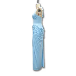 Dettaglio abito azzurro halter scollo a V, pieghe verticali, design schiena scoperta, profilo