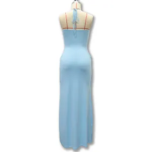 Detail van de achterkant van de lichtblauwe halter ruglooze maxi-jurk met slanke pasvorm.
