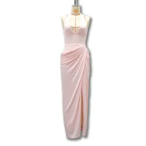 Abito da sera rosa con collo halter, spacco laterale sexy e dettaglio in vita.