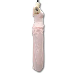 Dettaglio laterale dell'abito da sera rosa con scollatura halter e pieghe verticali.