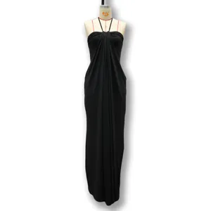 Effen zwarte halter hals rugloze lange jurk, elegante vakantie stijl maxi jurk voor de zomer.