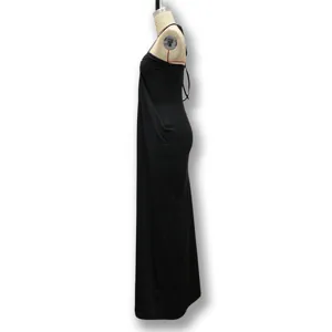 Zijaanzicht detail van een effen zwarte halter rugvrije maxi jurk op etalagepop.