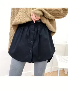 Nahaufnahme Detailaufnahme des schwarzen Hemdsaum Fake-Rocks, geschichtet mit Pullover.