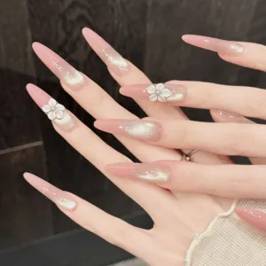 Handgefertigte künstliche Nägel mit pinkem Cat-Eye-Farbverlauf und 3D Kirschblüten für den Alltag.