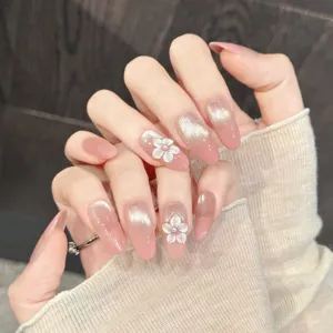 Handgefertigte künstliche Nägel Detailansicht mit rosa Cat-Eye und 3D-Kirschblüten.