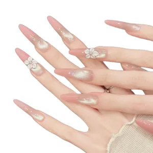 Handgemachte lange künstliche Nägel mit rosa Cat-Eye-Effekt und 3D Kirschblüten Design.