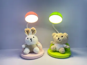 Vista detallada de bonita lámpara de escritorio de peluche con diseño de sofá y USB.