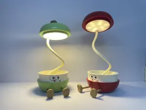 Gros plan d'une jolie lampe de bureau dessin animé avec col flexible et lumière LED.