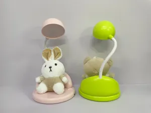 Vista detallada de las lindas lámparas de escritorio LED de peluche con carga USB y luz suave.