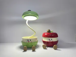 Détail de lampe de bureau pliante LED mignonnne en forme de pomme, veilleuse flexible.