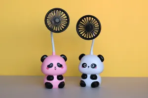 Detailansicht des niedlichen Panda Mini USB Tischventilators mit flexiblem Schlauch.